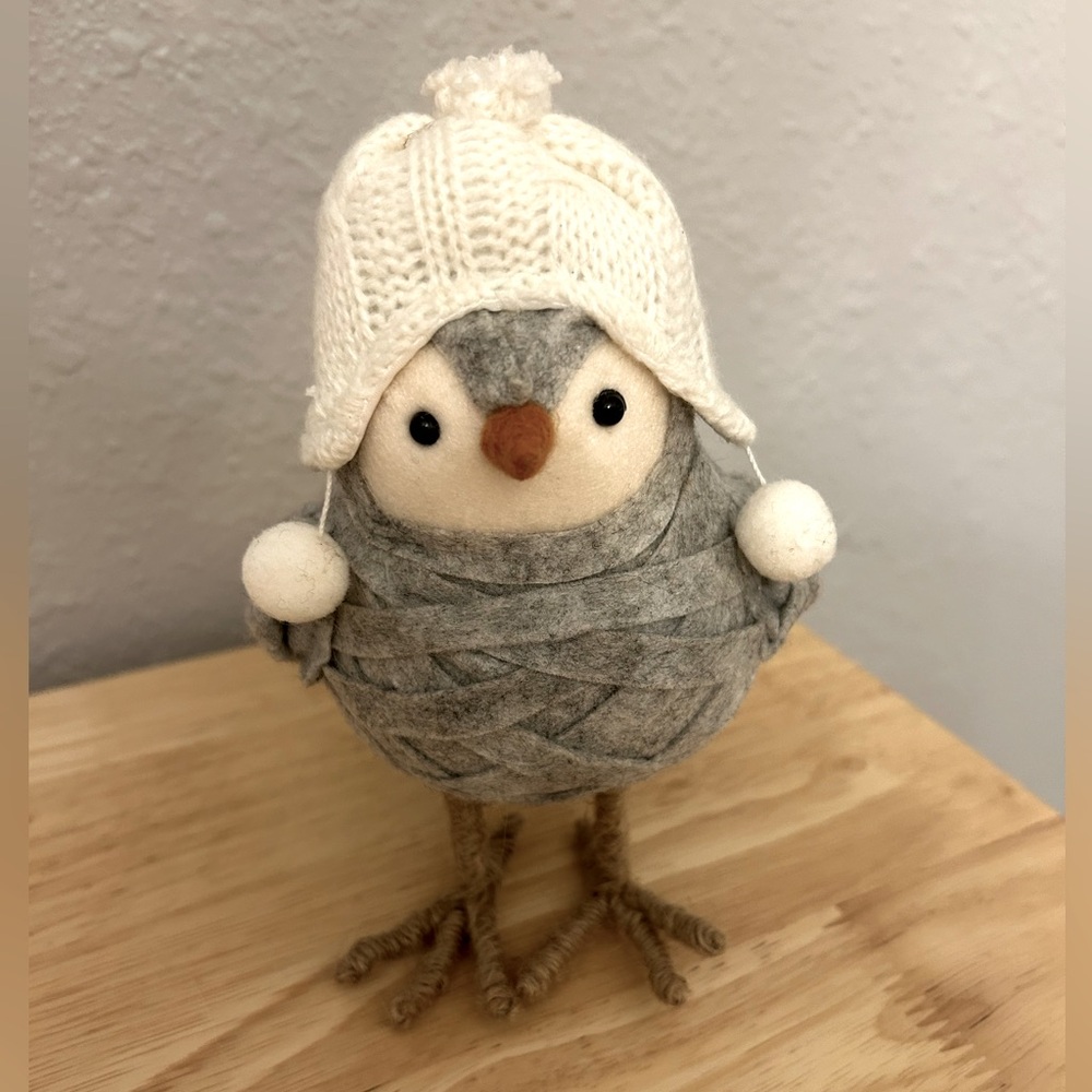 Target 2013 Wondershop Featherly Friends felt winter white hat Pom poms 7” rare